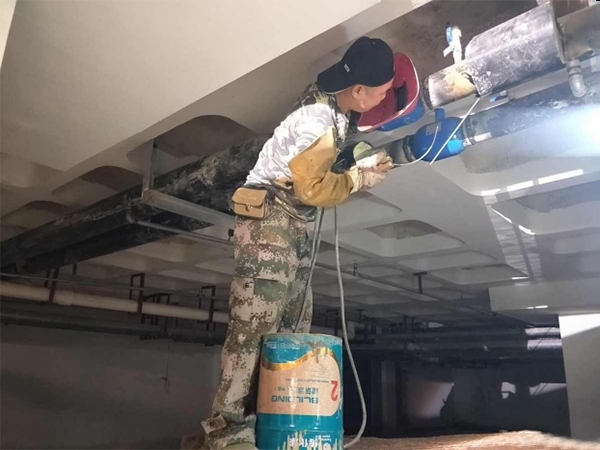 當供熱管道或暖氣片漏水時(shí)，應采取哪些措施？